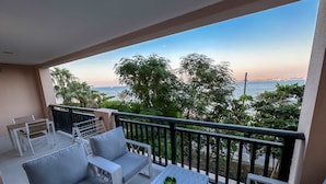 House - Stunning Renovated 1BR Apartment at 5 Star Resort (Dubai)