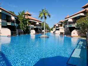 1 bedroom, Internet - Stunning Renovated 1BR Apartment at 5 Star Resort (Dubai)