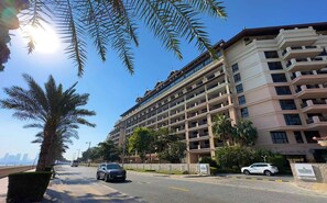 Apartment - Renovated 1BR Haven in 5 Star Resort (Dubai)