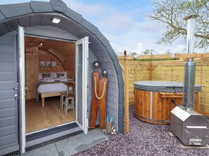 A cozy, compact wooden cabin with a bedroom, a small dining area, and a hot tub. - Moel Arthur (Denbigh)