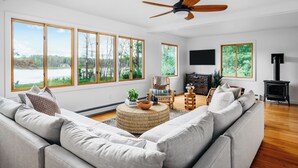 تلفزيون ذكي، مدفأة، كُتُب
