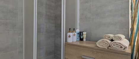 Apartment, 1 Bedroom, Balcony, City View | Bathroom shower