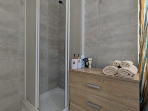 Apartment, 1 Bedroom, Balcony, City View | Bathroom shower