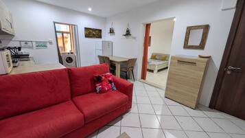 Appartamento, 1 camera da letto, balcone, vista città | Soggiorno | Libri