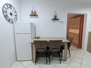 Apartment, 1 Bedroom, Balcony, City View | Dining room