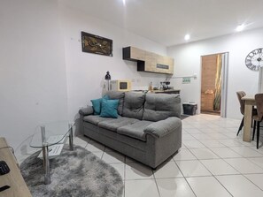 Apartment, 1 Bedroom, Balcony, City View | Living room | Books - Valletta Cosy Apartment (Valletta)
