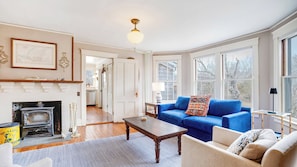 Smart TV, fireplace, stereo