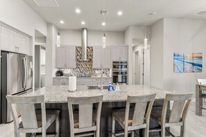 Fridge, microwave, oven, stovetop - VRCC Villa Morning Sunshine (Cape Coral)