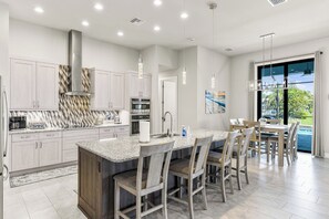 Fridge, microwave, oven, stovetop - VRCC Villa Morning Sunshine (Cape Coral)