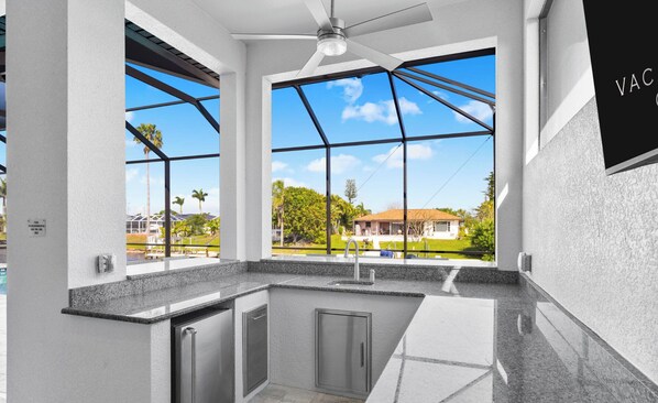 Fridge, microwave, oven, stovetop - VRCC Villa Morning Sunshine (Cape Coral)