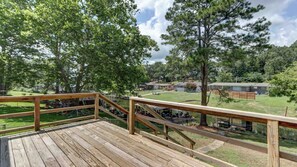 Property grounds - Groovy 70's Lake Front Reetreet in the heart of the City (Hot Springs)