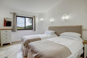 Villa | 4 bedrooms - Casa Ryder Casa Ryder Short Walk From Marinha b (Lagoa)