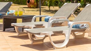 A poolside area with lounge chairs, a table with drinks, and an umbrella. - 16 Centeanes Fabulous Location Just Short Walk t (Lagoa)