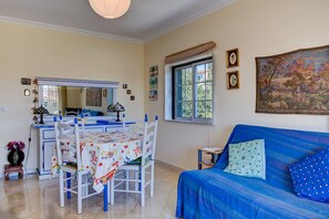 House | 2 bedrooms - Casa Francesca Renovated Townhouse Walking Distan (Lagoa)