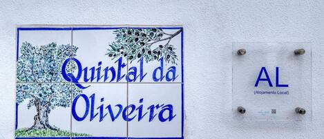 Señal con 'Quintal da Oliveira' y 'AL (Alojamento Local)' que indica un alojamiento local.