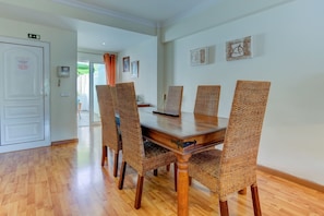 4 bedrooms - Outra Vez Spacious Apartment 5 Minute Walk From (Lagoa)