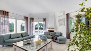 Una sala de estar moderna con dos sofás, una mesa de centro y una chimenea.