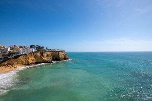 A coastal town with buildings on a cliff overlooking the sea. - Vista Mar Watch THE Sunset Over THE Beautiful CA (Lagoa)