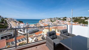 Ein Balkon mit Meer- und Stadtblick.