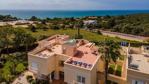 A coastal property with a rooftop terrace, a view of the sea, and a landscaped garden. - 10 Marinha Two Bed Apt At Award Wining Beach (Lagoa)