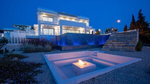 A modern house with a fire pit in the front yard. - Casa da Lua in Carvoeiro (Lagoa)