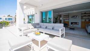 A modern living room with a sofa, coffee table, and a fireplace. - Casa da Lua in Carvoeiro (Lagoa)