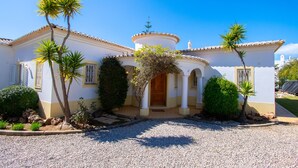 A two-story house with a white facade, a wooden door, and a small porch. - La Pausa in Carvoeiro (Lagoa)