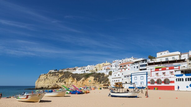 A beach with boats, a restaurant, and buildings along the cliff. - La Pausa in Carvoeiro (Lagoa)
