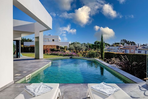 Casa Blanca Magnificent 4 Bedroom Villa With MOD