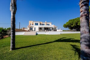 Villa | 6 bedrooms - Goldeneye Luxury 6 Bedroom Villa With Infinity P (Lagoa)
