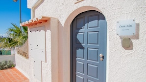 Edifici amb una porta blava i un rètol que diu "Casa Kizi Carvoeiro".