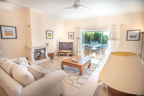 Villa | 3 bedrooms - 174 Gramacho Immaculately Presented Villa With P (Lagoa)