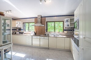 Villa | 4 bedrooms - Joana Stunning Villa IS A 10 MIN Walk TO THE BEA (Lagoa)