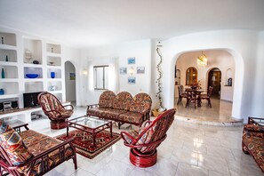 Villa | 4 bedrooms - Joana Stunning Villa IS A 10 MIN Walk TO THE BEA (Lagoa)