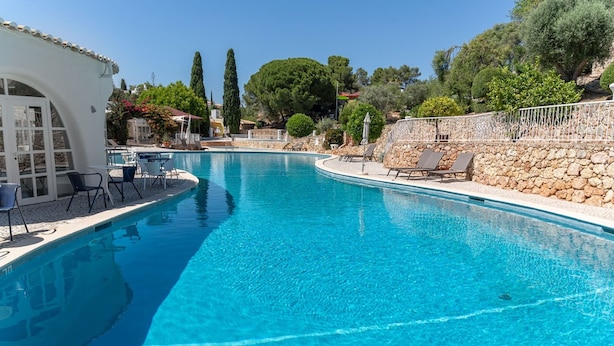 A clear blue pool with lounge chairs and a stone wall. - C22 Quinta do Paraiso Superbly Appointed AND FUR (Lagoa)
