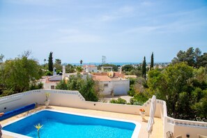 3 bedrooms - 67 adm 3 Bedroom Villa Walking Distance to Carvo (Lagoa)
