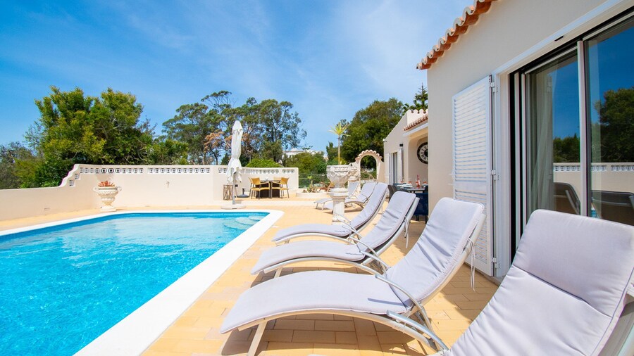 67 adm 3 Bedroom Villa Walking Distance to Carvo