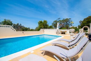 3 bedrooms - 67 adm 3 Bedroom Villa Walking Distance to Carvo (Lagoa)