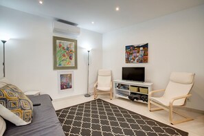 Apartment | 1 bedroom - Jacks Beach House Jack s Beach House Steps From (Lagoa)