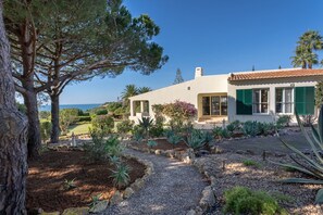 Villa | 5 bedrooms - 7 Club Atl Ntico Fabulous Five Bedroom Villa WI (Lagoa)