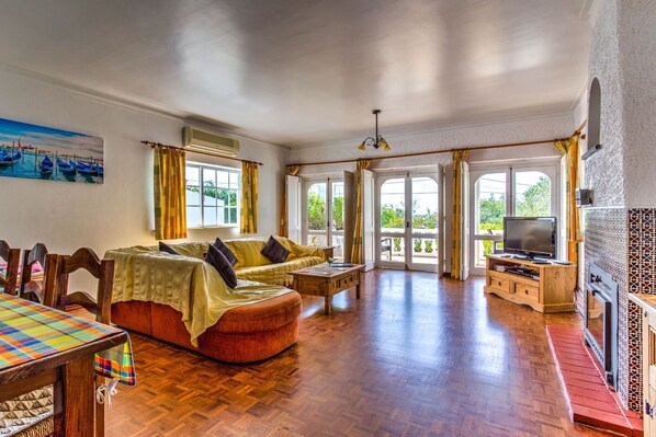 5 bedrooms - Montenegro Superbly Located Family Vila W (Lagoa)