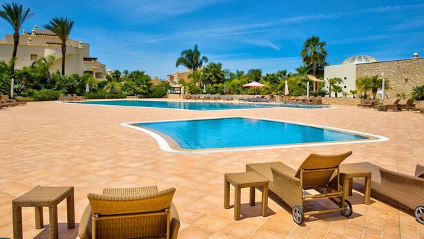 A pool area with lounge chairs and a clear blue sky. - 7 Boa Nova Immaculately Presented TWO Storey TOW (Lagoa)