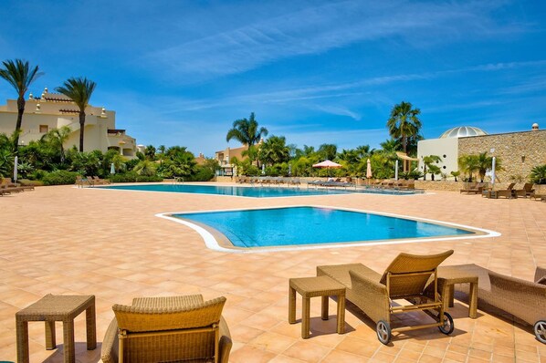 2 bedrooms - 7 Boa Nova Immaculately Presented TWO Storey TOW (Lagoa)