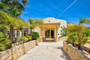 2 bedrooms - 7 Boa Nova Immaculately Presented TWO Storey TOW (Lagoa)