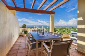 2 bedrooms - 7 Boa Nova Immaculately Presented TWO Storey TOW (Lagoa)