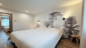 4 bedrooms, iron/ironing board, Internet, bed sheets