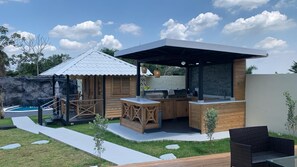 Outdoor dining - Hermosa Villa Mi Casita con 8 habitaciones 8 baños 12 cama Yamasa Monte Plata. (Monte Plata)