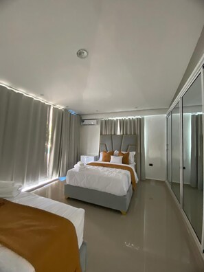 8 chambres, fer et planche à repasser, Wi-Fi, draps fournis