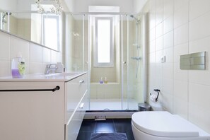 Shower, hair dryer, towels, toilet paper - Caraway Apartment, Praça de Espanha, Lisbon (Lisboa)