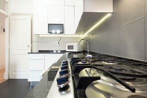 Een koelkast, een microgolfoven, een oven, een kookplaat